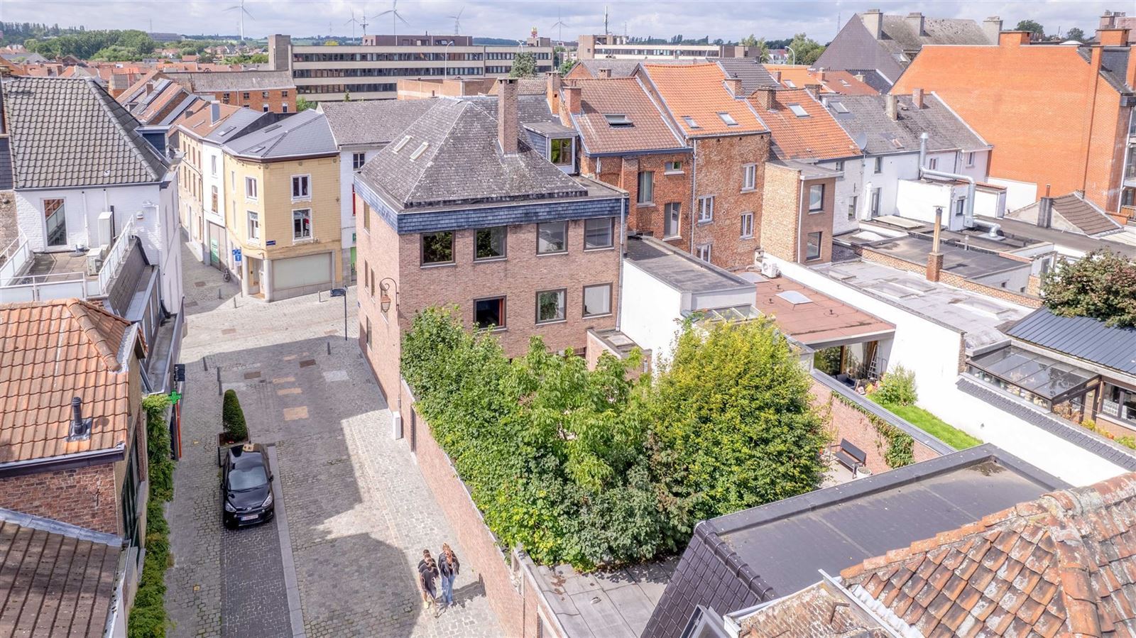 Gebouw met 370m² en overvloed aan mogelijkheden te koop te HALLE (1500)