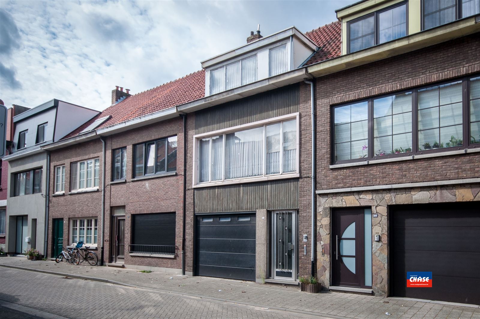 Te renoveren woning met 2 slaapkamers, garage + tuin te koop te HOBOKEN