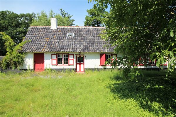 Te renoveren hoeve met een totale oppervlakte van 2.540 m². Uitzonderlijk rustig gelegen met prachtig & beschermd zicht in het wondermooie Sint-Marte...