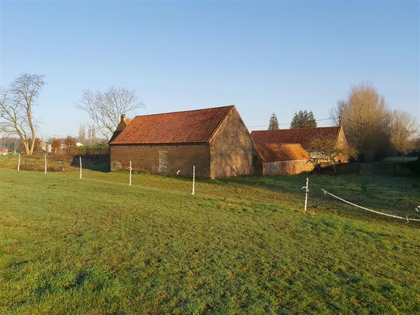Deze charmante mooi gelegen vierkantshoeve bestaat uit een binnenplaats met zicht op het woongedeelte en schuren met authentieke elementen.
De hoeve...