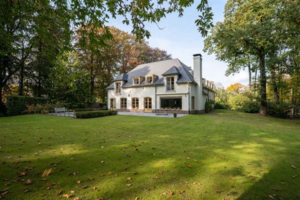 In de mooie Rode Beukendreef te Deurle vindt u deze franse villa gelegen op een terrein van 4640m².
Deze ruime villa heeft een bewoonbaar oppervlakt...