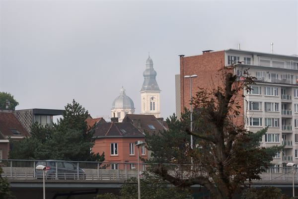 Gerenoveerd lichtrijk 3 slaapkamer appartement op de tweede verdieping van de residentie Montespan en met garage te centrum Gent.
Het appartement ...