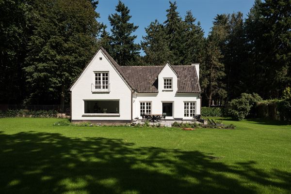In de mooie Kapitteldreef te Deurle vindt u deze landelijke villa gelegen op een terrein van 1440,25m².
Deze villa heeft een bewoonbaar oppervlakte ...