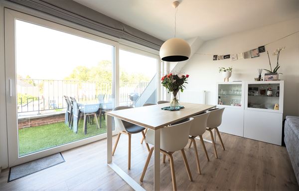 Dit instapklare, tweeslaapkamer duplex-appartement bevindt zich op de bovenste verdieping van residentie Nieuwland in het centrum van Merendree. De li...