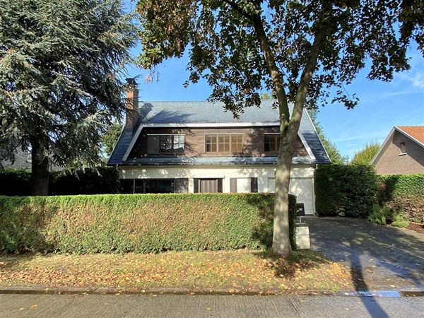 Deze charmante villa bevindt zich in Hooglatem richting De Pinte.
De ruime villa is gelegen in een residentiële omgeving en ligt op een boogscheut v...