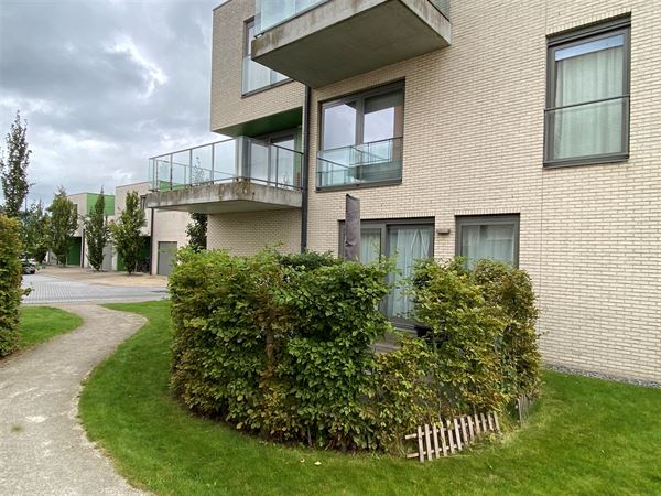 Lichtrijk 2 slaapkamer appartement op het gelijkvloers met terras. Het appartement omvat: een inkomhal met directe toegang tot de ruime leefruimte me...