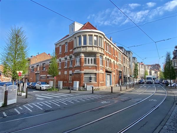 Handelspand in Forest.
Dit karaktervol Art Deco gebouw op een mooi hoekperceel van 488 m² met veel visibiliteit is uiterst commercieel gelegen in ...