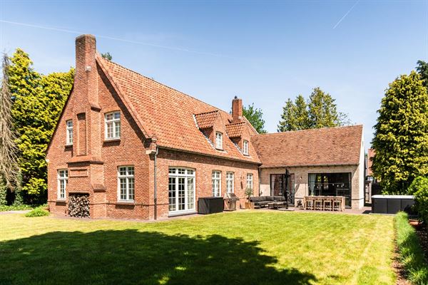 Op een perceel van 1240m² kan u deze landelijke villa terugvinden, gebouwd uit duurzame materialen en voorzien van alle comfort.
U kan ten volle ge...