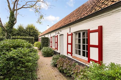 Deze sublieme hoeve (type 2 slpks) geniet 100% privacy op een perceel van 240m² in een groene omgeving vlakbij de gezellige dorpskern van Vinderhoute...