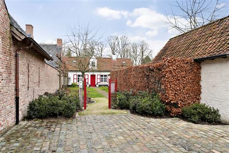 BEZOEKMOMENT VOLZET
Deze sublieme woning (type 2 slpks + 2 badk) met garage en bijhuis geniet 100% privacy in een rustgevend en groene omkadering!
...