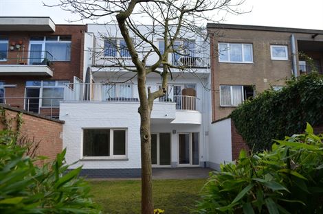 Nabij de stadsrand van Gent centrum, Gent-Sint-Pieters-station en De Watersportbaan vinden we dit gelijkvloers appartement (type 2 slpks) met mooie st...