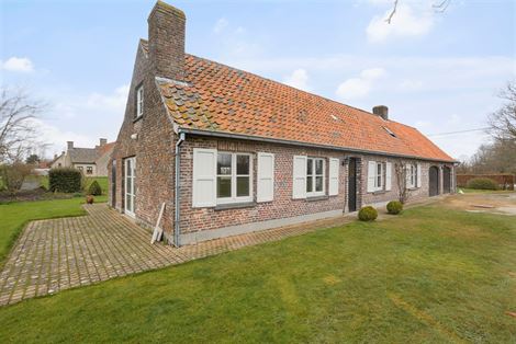 Ingeplant in een landschappelijke omgeving net buiten het centrum van Zomergem vindt u deze hoeve (type 4 slpks) met bijgebouw op een perceel van 760m...