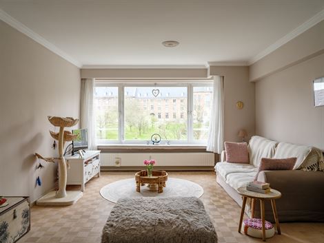 Langsheen de felbegeerde oevers van de Schelde, in centrum Gent op de 4e verdieping, vind je dit charmant appartement (met groot terras!) terug. Het u...