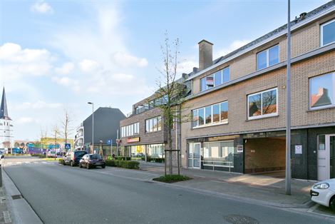 Dit appartement situeert zich in een kleinschalige residentie en is gelegen vlakbij het vernieuwde dorpsplein van Waarschoot. Je bevindt je op wandela...