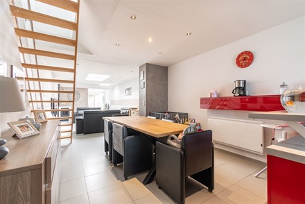 Coup de coeur assuré pour cette jolie maison de ville entièrement refaite à neuf !
Propose en rez-de-chaussée un hall d'entrée avec vestiaire, s...