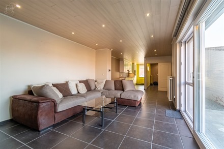 Jolie rénovation de qualité 3 façades sur env. 300m² de terrain avec garage et accès latéral!
Propose au RDC un séjour ouvert sur une belle cu...
