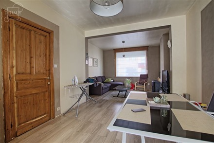Large maison mitoyenne proposant un grand hall d'entrée desservant un séjour, une cuisine semi-équipée, une salle de bain, une buanderie, 3 chambr...