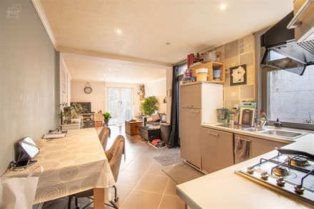 Jolie petite maison de ville avec garage en façade. Composée d'un séjour ouvert sur cuisine équipée, une salle de bain, WC séparé, 2 chambres e...
