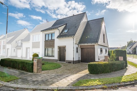 Maison 3 façades avec garage attenant située au calme. Comprend un hall d'entrée desservant un séjour avec foyer ouvert, une cuisine équipée, WC...