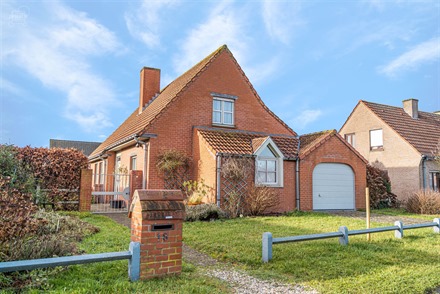 Superbe semi plain-pied individuel sur env. 565m² de terrain avec garage. Construite en 1983 et rénovée en partie en 2005, cette maison dispose d'u...