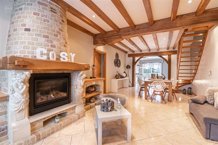 Jolie maison proposant de beaux volumes, 3 chambres et un garage!
Elle propose un hall d'entrée desservant un séjour ouvert sur cuisine équipée, ...