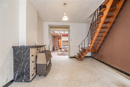 Maison de ville à rénover située à 2 pas du centre-ville.
Dispose d'un séjour, une cuisine semi-équipée, salle de bain, 2 chambres + grenier ...