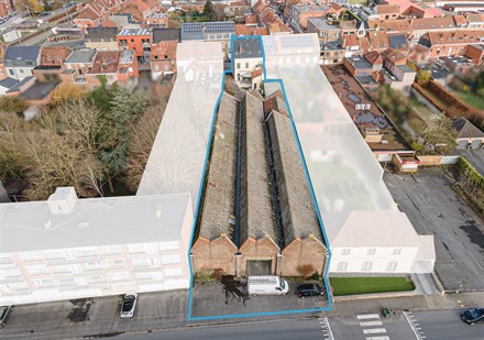 Ensemble immobilier situé au coeur de la Ville de Comines. Comprend une magnifique maison bourgeoise 3 façades d'env. 274m² de superficie habitable...