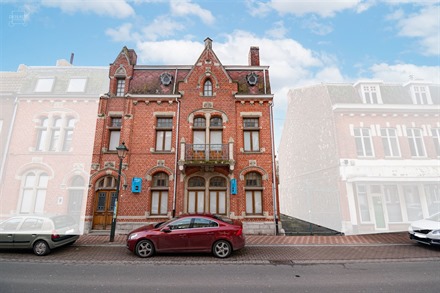 Splendide maison bourgeoise 3 façades avec accès latéral sur une parcelle de 604m² située en plein centre-ville de COMINES!
274m² de superficie...