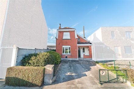 Charmante maison 3 façades à rénover sur env. 482m² de parcelle de terrain!
Hall d'entrée desservant salon, séjour, cuisine, salle de bain et 2...
