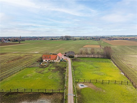 Fermette idéalement située en campagne composée de 2 ailes sur une parcelle de terrain d'env. 1HA67A92CA.
La première aile propose une partie ha...