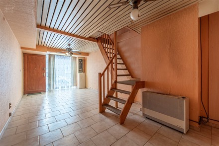 Maison de ville à rénover proposant un salon d'env. 24m² , une cuisine meublée, WC indépendant, salle de douche et deux chambres. Idéal petit b...