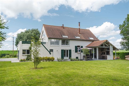 Superbe maison individuelle sur env. 1498m² de terrain idéalement située en campagne de PLOEGSTEERT avec vue sur les champs.
Au rez-de-chaussée ...