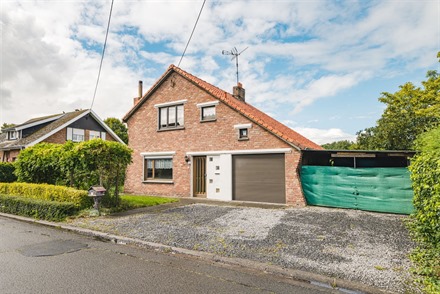 Charmante maison individuelle avec garage idéalement située dans un quartier calme. Comprend un hall d'entrée, un séjour, une cuisine, une buander...