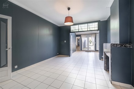 Jolie maison de ville rénovée proposant de beaux volumes. Comprend un hall d'entrée, un séjour ouvert sur une cuisine équipée, une buanderie, un...
