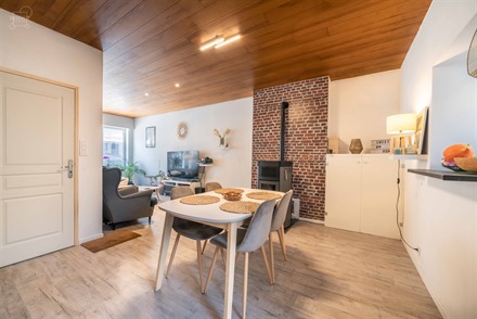 Jolie maison de ville rénovée avec jardin comprenant un hall d'entrée, un séjour ouvert sur une cuisine équipée, une salle de bain, un WC indép...
