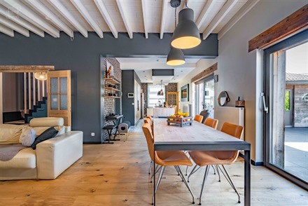 Superbe maison individuelle sur env. 640m² de terrain avec double carport latéral.
Au rez-de-chaussée : un hall d'entrée, un spacieux séjour ou...