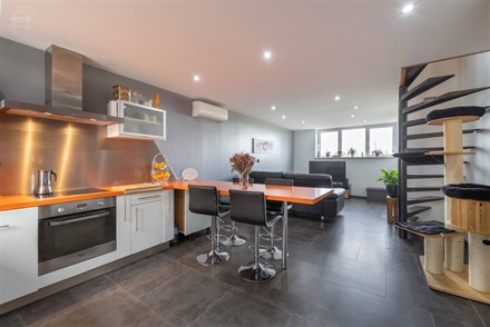 Magnifique rénovation de 2011 tout confort située en campagne de Le Bizet avec vue sur les champs.
Maison avec petit terrain, terrasse au 1er éta...