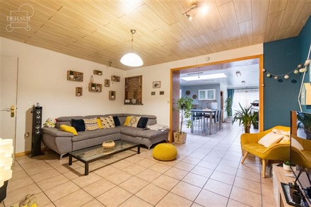 Très jolie et spacieuse maison de ville rénovée avec garage et jardin. Comprend un hall d'entrée, espace de vie ouvert sur cuisine entièrement é...