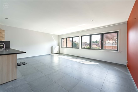 Spacieux appartement duplex situé à proximité du centre-ville et des commerces. Espace de vie d'env. 48m² ouvert sur une cuisine full équipée av...