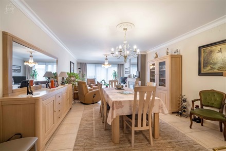 Très bel appartement avec balcon situé au premier étage d'un immeuble en plein cœur du centre-ville de COMINES.
Comprend un hall d'entrée d'env...