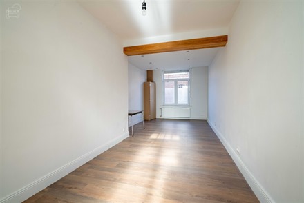 Jolie maison de ville située dans le centre de WARNETON proposant un hall d'entrée desservant un séjour d'env. 25m², une cuisine équipée, une sa...