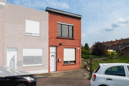 Maison de ville proposant un hall d'entrée, un séjour ouvert sur une cuisine, un WC avec douche, une salle de bain, une grande cave et une terrasse ...
