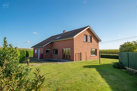 Charmant semi plain-pied individuel bâti en 1970 sur une parcelle de terrain d'env. 1560m².
Au rez-de-chaussée: hall d'entrée, séjour d'env. 26...