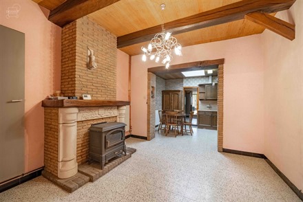 Maison de ville avec double garage par accès arrière comprenant un salon, séjour, cuisine équipée, arrière cuisine, salle de bain avec baignoire...
