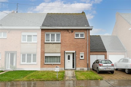 Charmante maison 3 façades avec garage. Cette maison se compose d'un hall d'entrée desservant un séjour d'env. 26m², une cuisine meublée, un W.C....