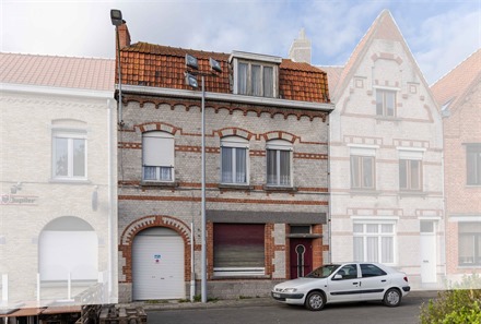 Large maison de ville à rénover avec 2 garages dont 1 par accès arrière.
Comprend un hall d'entrée, séjour, cuisine, salle de bain, cave, 4 cha...
