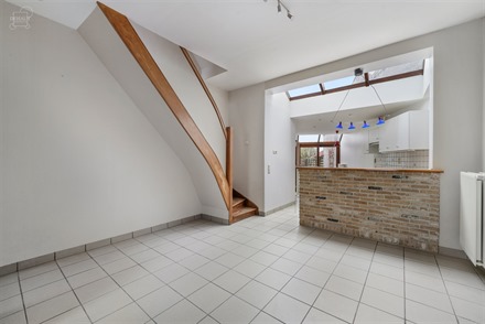 Jolie et agréable maison de ville rénovée proposant de beaux volumes.
Comprend un hall d'entrée desservant salon, salle à manger, cuisine semi-...
