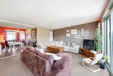 Spacieuse maison 3 façades avec garage attenant comprenant un large hall d'entrée, un salon ouvert sur une belle cuisine équipée, un séjour, un W...