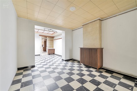 Spacieuse maison de ville 4 chambres, bureau et jardin!
Comprend un hall d'entrée desservant un bureau d'env. 10m², un séjour d'env. 26m² ouvert...