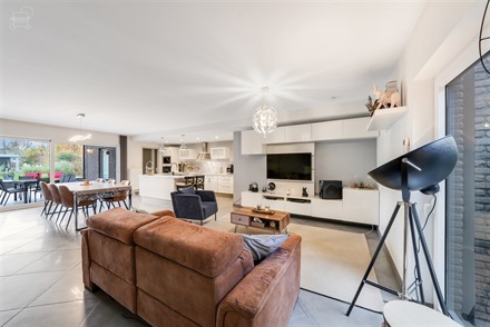 Magnifique et large maison mitoyenne en semi plain-pied entièrement reconstruite en 2014!
Comprend un bel et lumineux espace de vie ouvert sur cuisi...